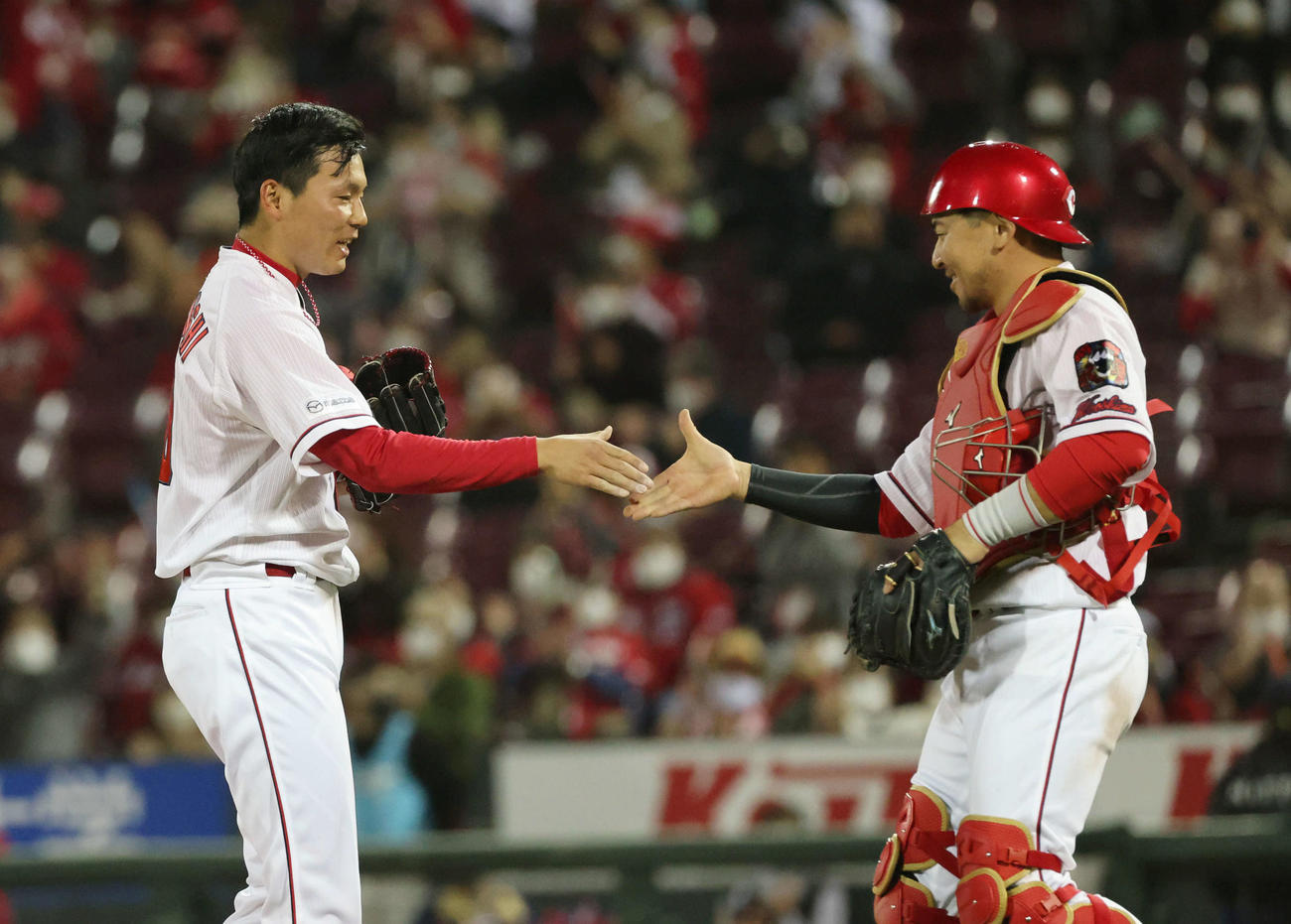 広島対阪神　9回表阪神、広島抑えの栗林良吏（左）は今日も3人でピシャリ（撮影・加藤孝規）