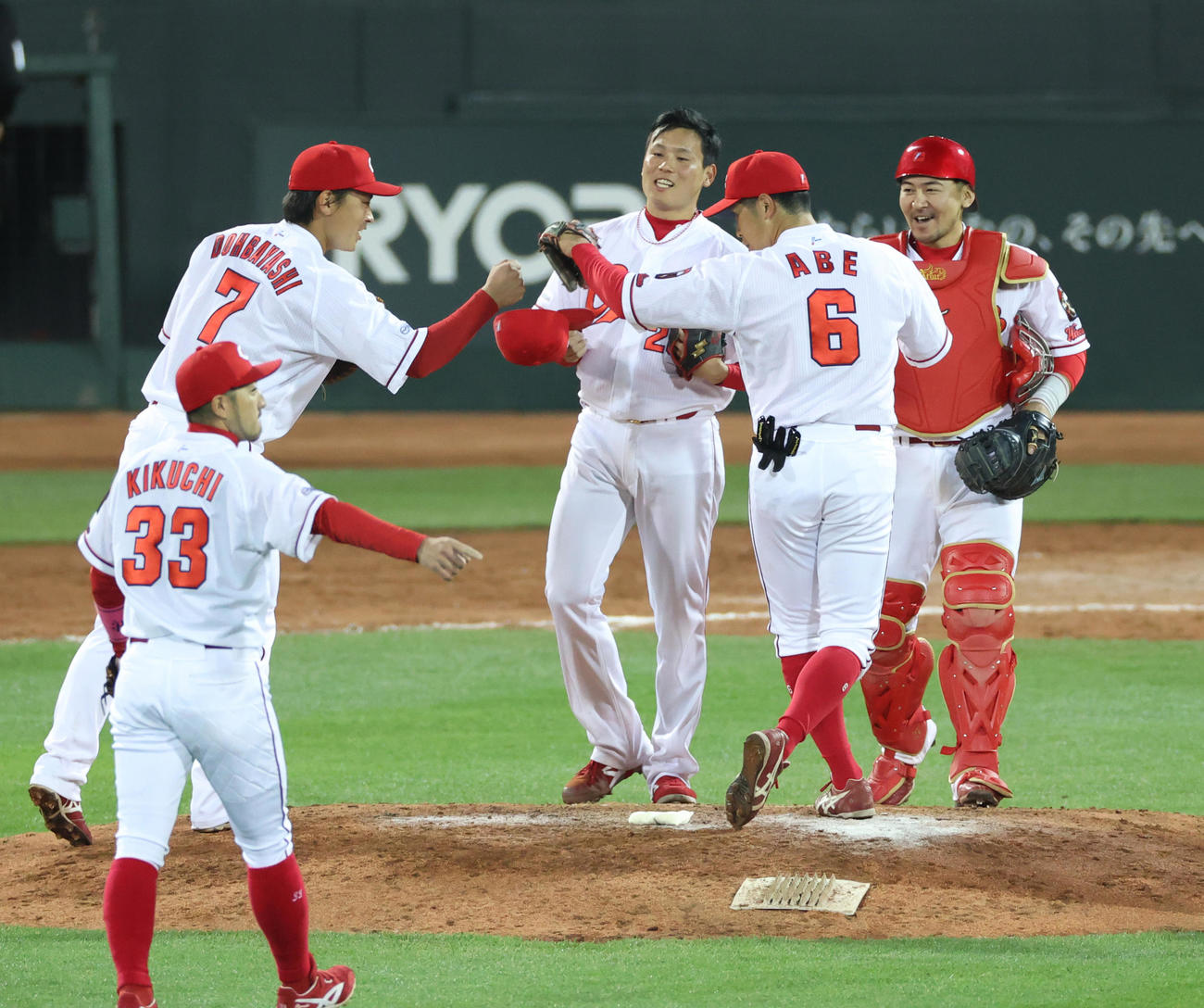 広島対阪神　9回、3者凡退で試合を締める栗林（中央）（撮影・清水貴仁）
