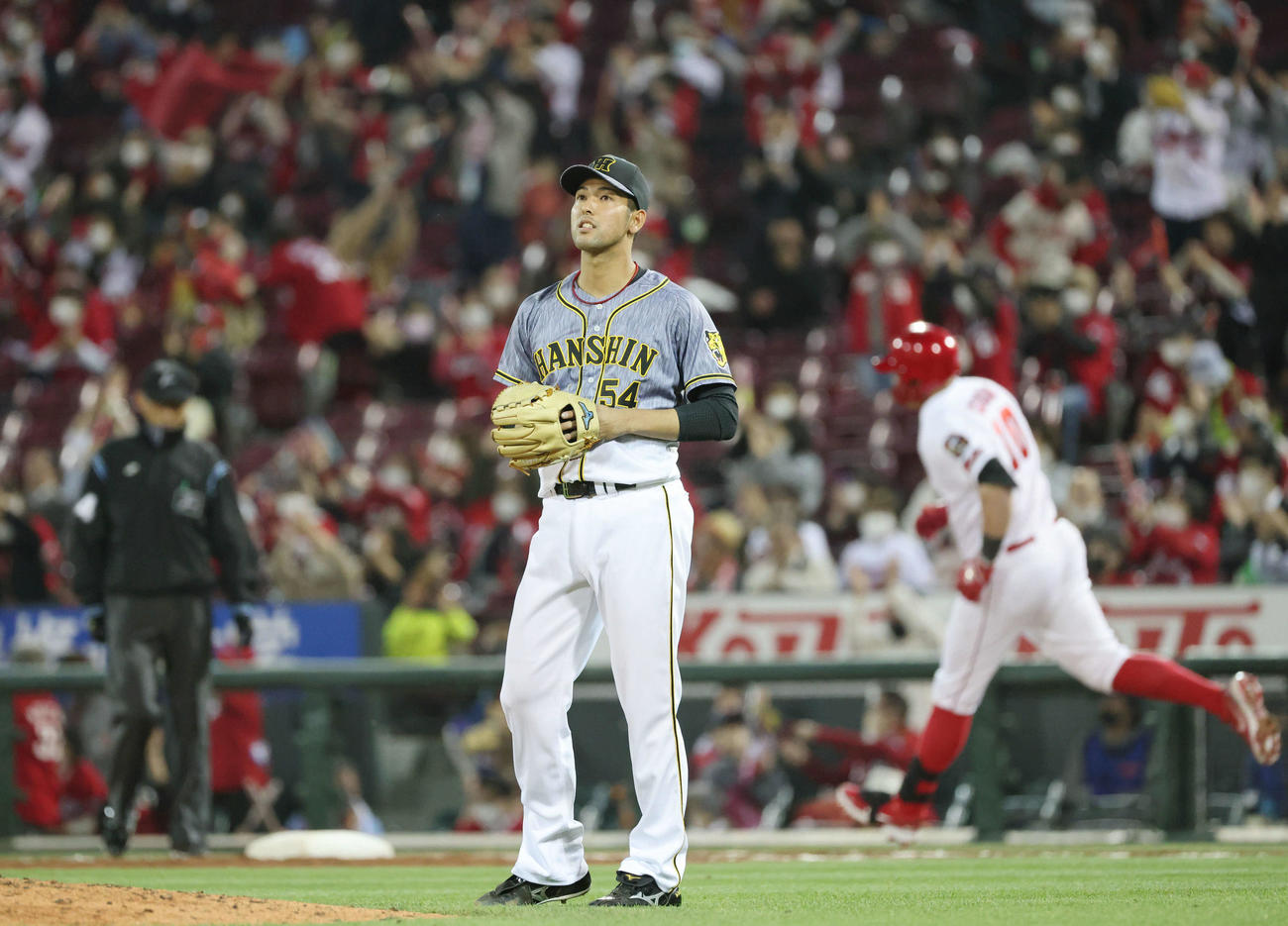 プロ野球広島対阪神　6回裏広島1死、クロンに勝ち越しの左中間越え本塁打を打たれた加治屋（撮影・加藤孝規）