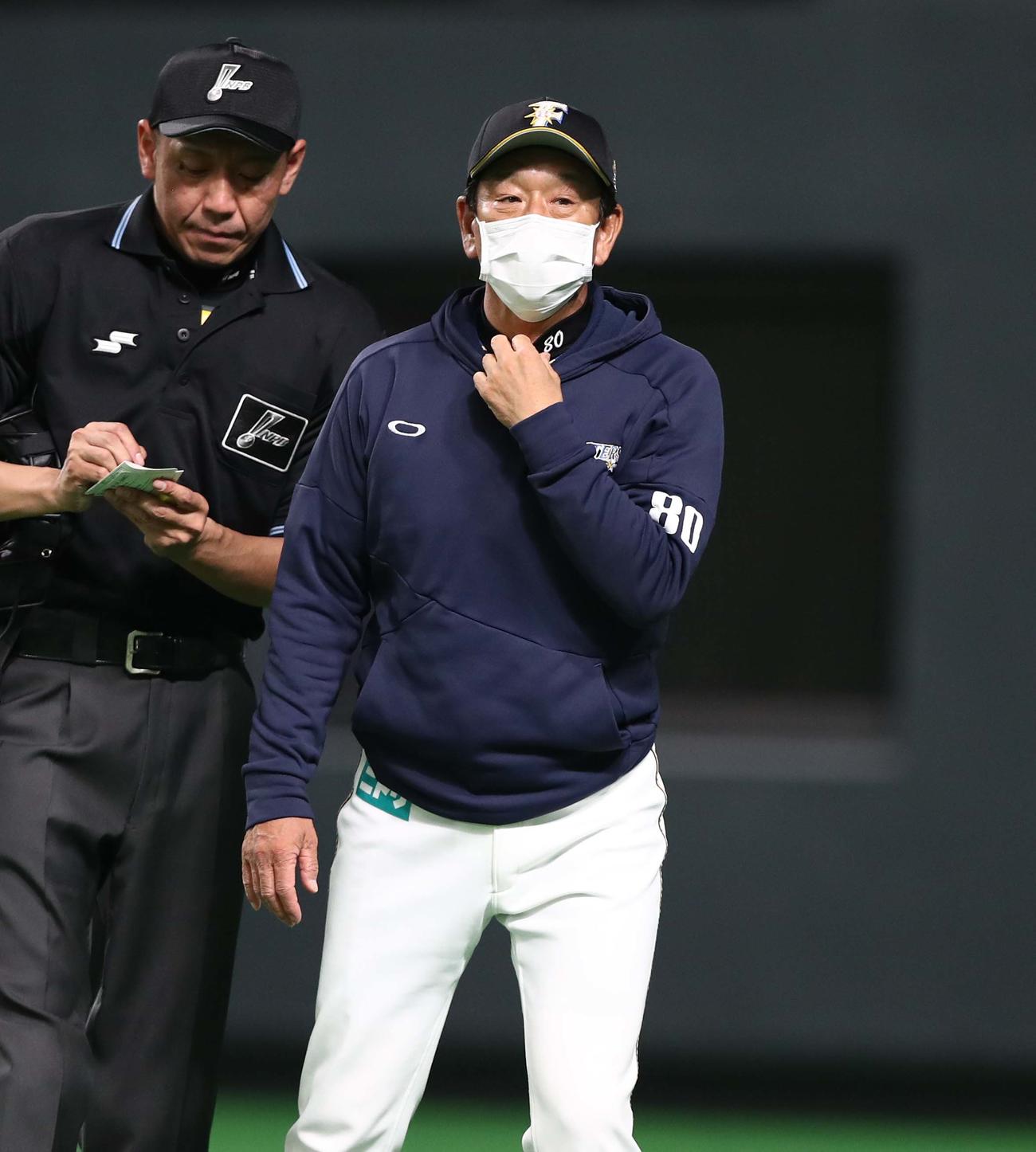 日本ハム対西武　選手交代を告げる栗山監督（撮影・黒川智章）