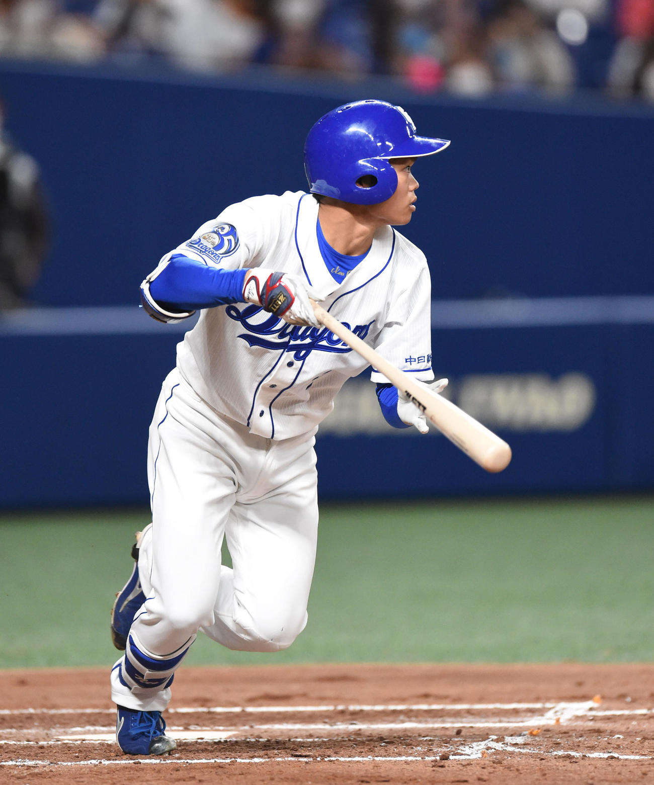 中日対巨人　2回裏中日無死二塁、中前適時打を放った根尾