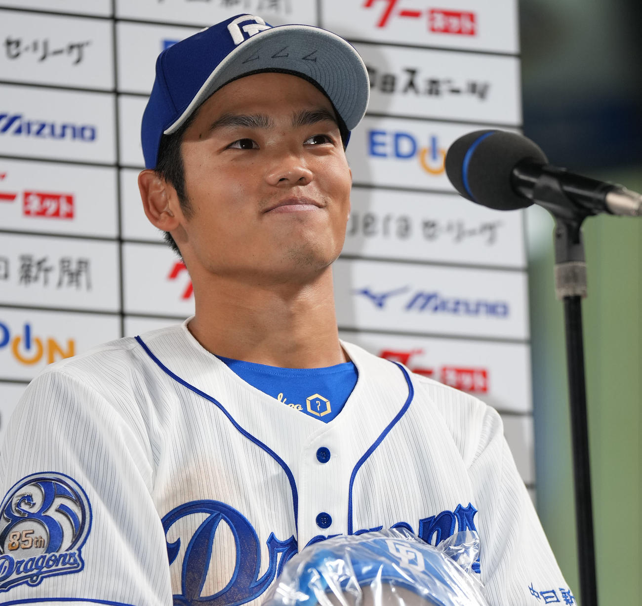 中日対巨人　試合後のヒーローインタビューでお立ち台にあがる根尾