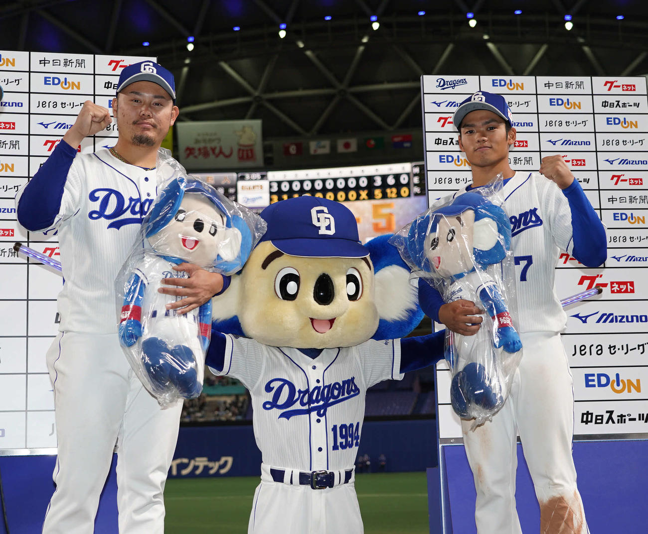 中日対巨人　試合後のヒーローインタビューを終えポーズを決める鈴木（左）と根尾（右）