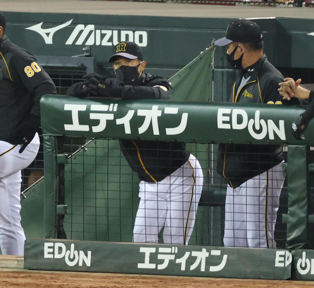 広島対阪神　ベンチにで厳しい表情の矢野監督（左）（撮影・清水貴仁）