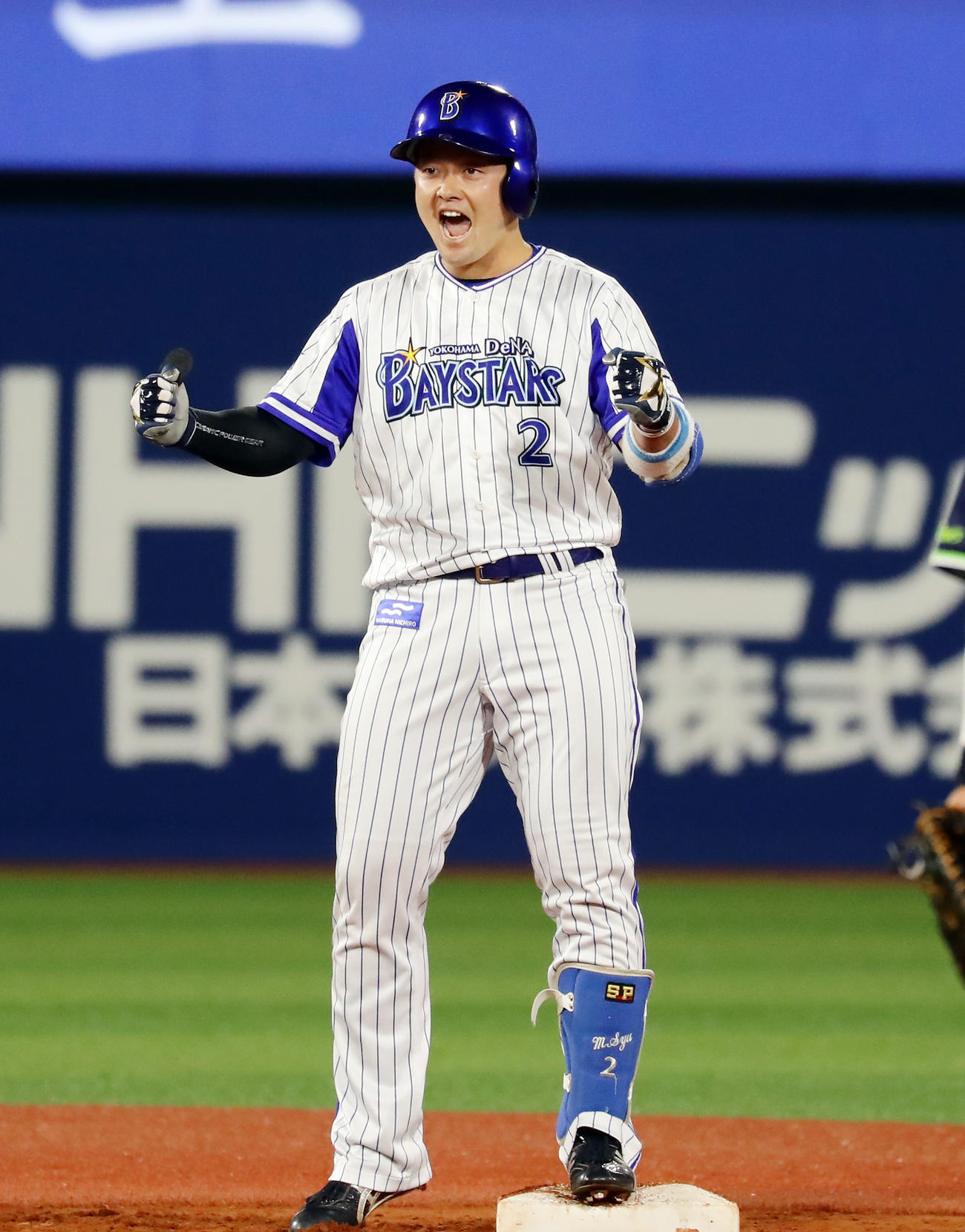 DeNA対ヤクルト　2回裏DeNA1死満塁、牧は右越え逆転適時二塁打を放ちガッツポーズ（撮影・浅見桂子）