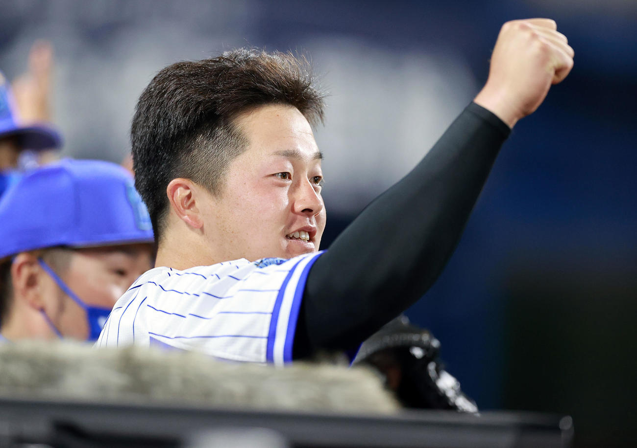 DeNA対ヤクルト　4回裏DeNA1死一、二塁、山本祐大が右前打を放ち、ベンチからガッツポーズする牧（撮影・浅見桂子）