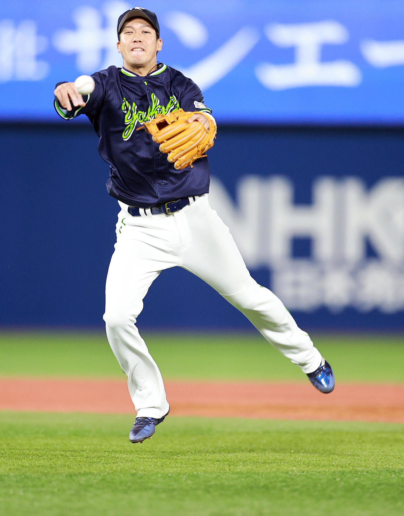 DeNA対ヤクルト　5回裏DeNA無死、牧の打球を一塁にジャンピングスローする山田だが、内野安打にする（撮影・浅見桂子）