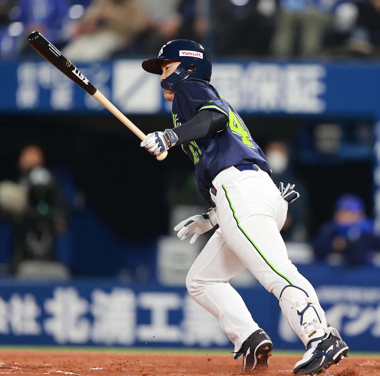 DeNA対ヤクルト　7回表ヤクルト2死一、二塁、、左適時二塁打を放つ渡辺（撮影・野上伸悟）
