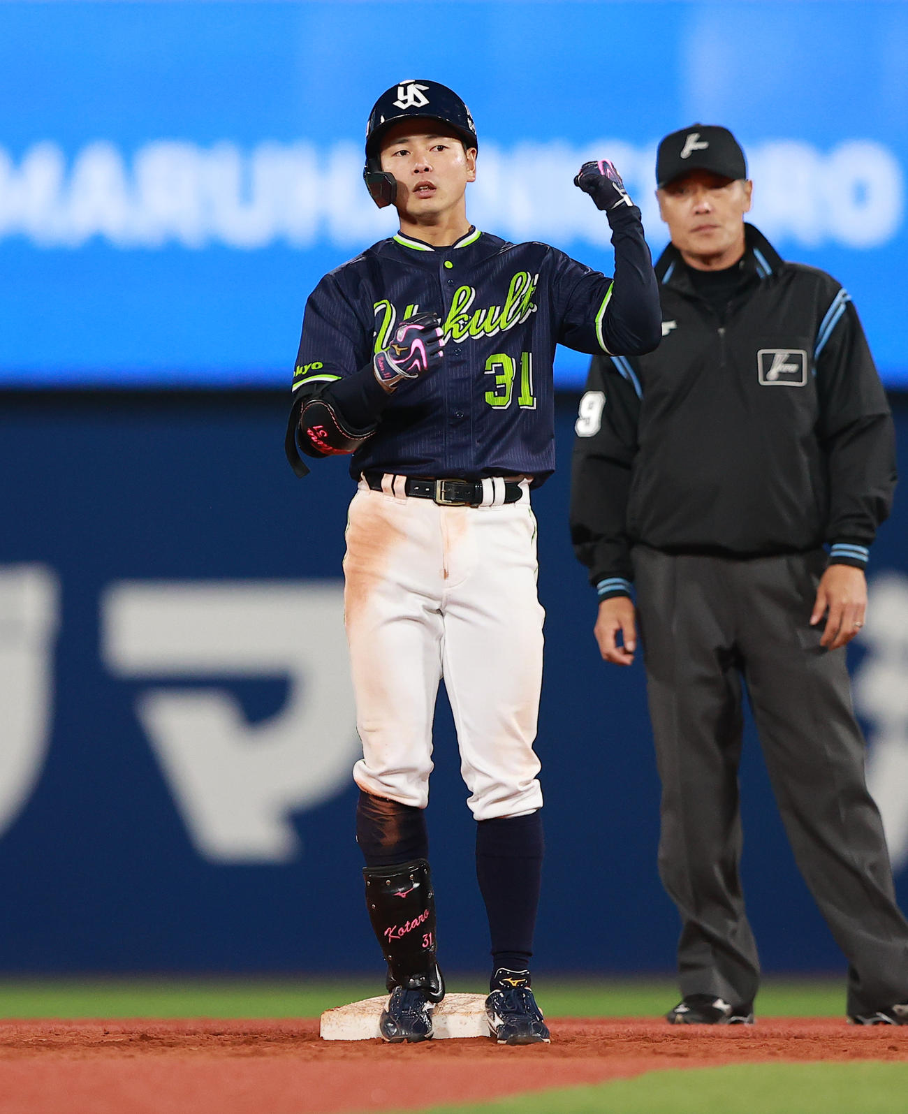 DeNA対ヤクルト　7回表ヤクルト2死二、三塁、左適時二塁打を放ちガッツポーズで喜ぶ山崎（撮影・野上伸悟）