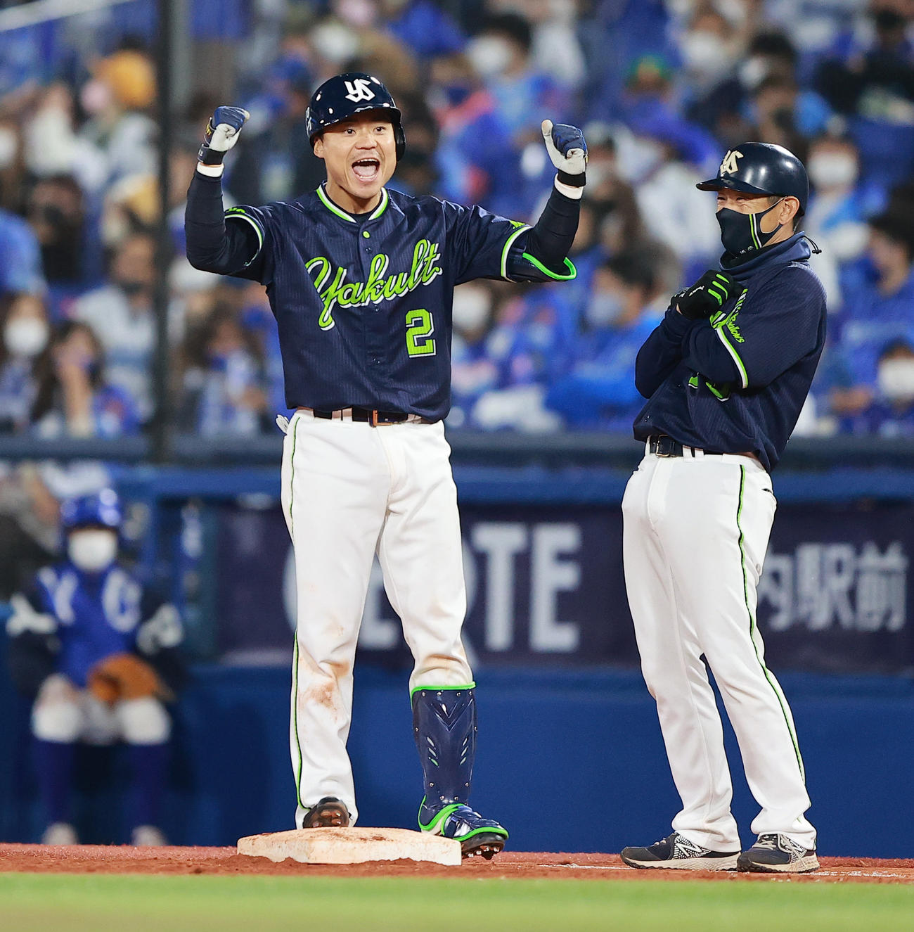 DeNA対ヤクルト　7回表ヤクルト2死二塁、左前適時打を放ちガッツポーズで喜ぶ中村（撮影・野上伸悟）
