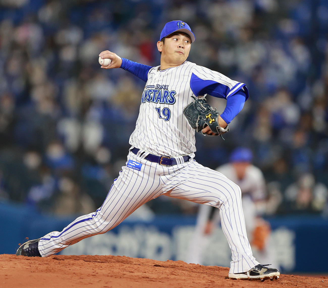 DeNA対ヤクルト　力投するDeNA山崎（撮影・野上伸悟）