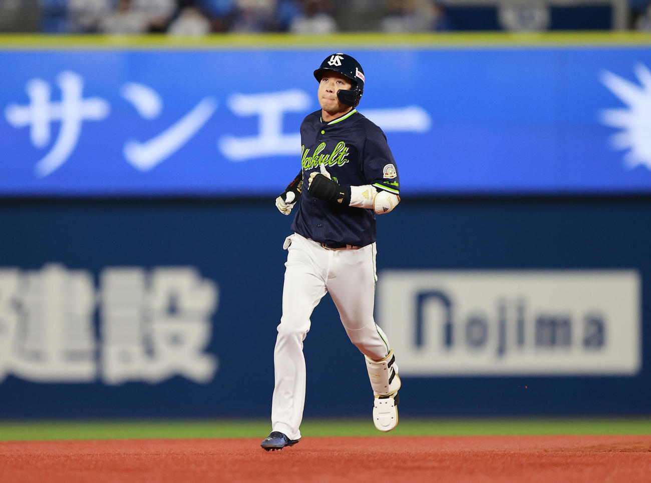 DeNA対ヤクルト　2回表ヤクルト2死一、三塁、中越え3点本塁打を放つ山田（撮影・野上伸悟）