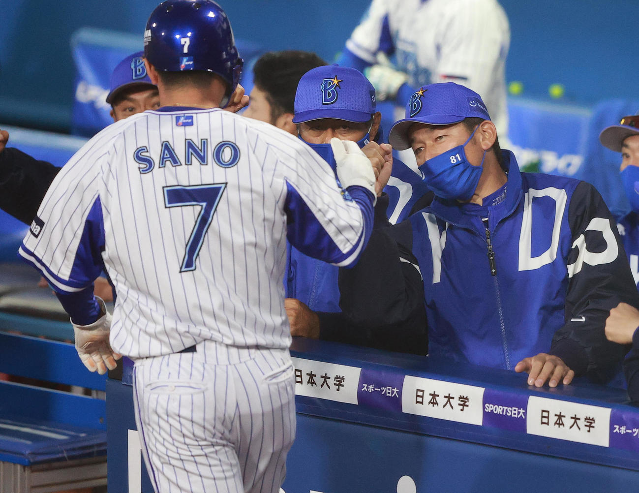 DeNA対ヤクルト　1回裏DeNA2死二塁、宮崎の右前適時打で生還した佐野を迎える三浦監督（右端）ら（撮影・野上伸悟）