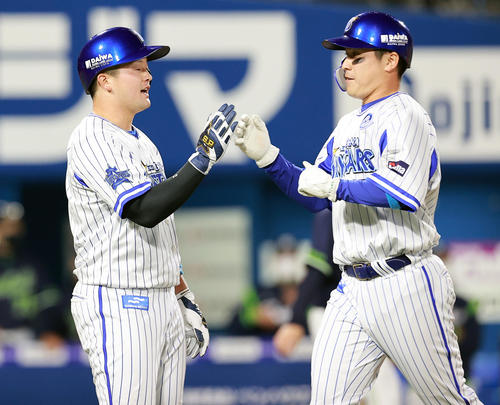 DeNA対ヤクルト　2回裏DeNA1死二、三塁、宮崎の2点右適時打で生還した牧（左）と佐野はハイタッチ（撮影・浅見桂子）