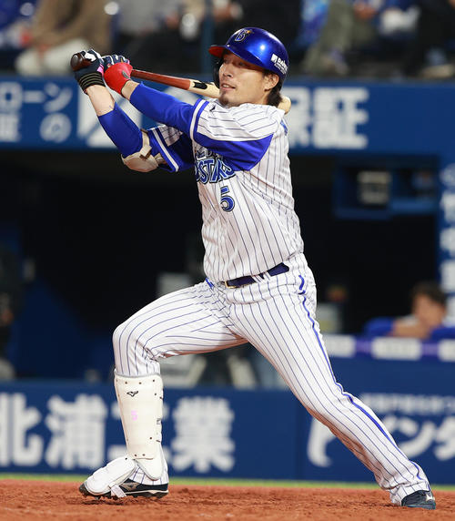 DeNA対ヤクルト　4回裏DeNA1死満塁、左前適時打を放つ倉本（撮影・野上伸悟）