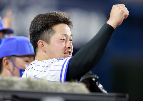 DeNA対ヤクルト　4回裏DeNA1死一、二塁、山本祐大が右前打を放ち、ベンチからガッツポーズする牧（撮影・浅見桂子）