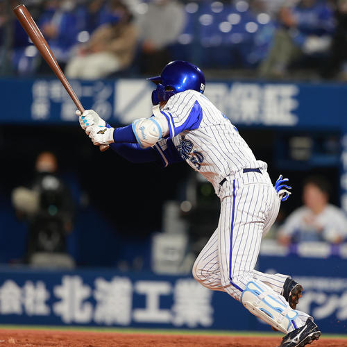 DeNA対ヤクルト　4回裏DeNA1死一、二塁、右前打を放つ山本（撮影・野上伸悟）