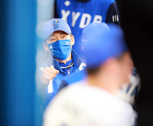 DeNA対ヤクルト　試合開始直前、ナインと気合のグータッチを交わすDeNA三浦監督（撮影・浅見桂子）
