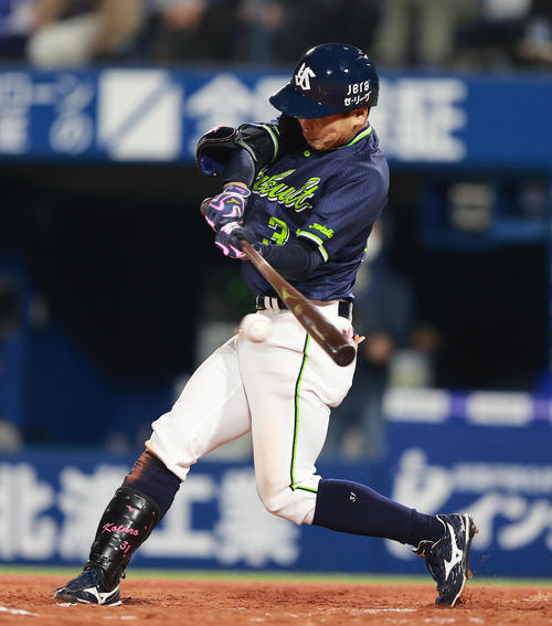 DeNA対ヤクルト　7回表ヤクルト2死二、三塁、左適時二塁打を放つ山崎（撮影・野上伸悟）