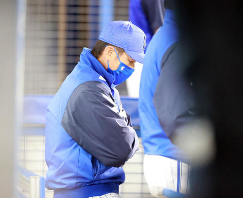 DeNA対ヤクルト　7回表ヤクルトに同点にされ、うつむくDeNA三浦監督（撮影・浅見桂子）