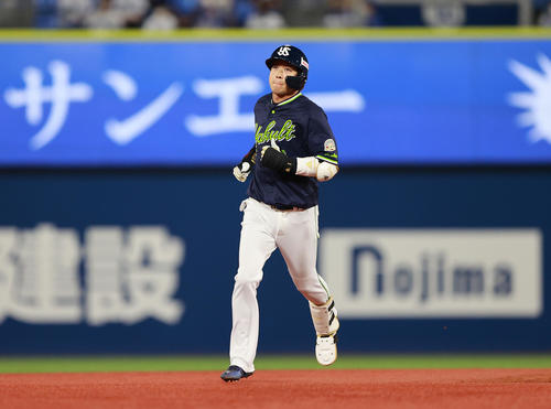 DeNA対ヤクルト　2回表ヤクルト2死一、三塁、中越え3点本塁打を放つ山田（撮影・野上伸悟）