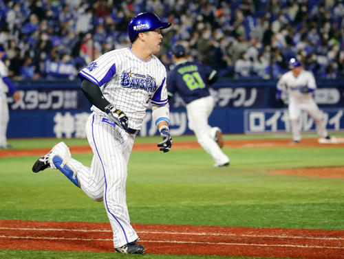 DeNA対ヤクルト　2回裏DeNA1死満塁、牧は右越え逆転適時二塁打を放ち激走する。後方は山野（撮影・浅見桂子）