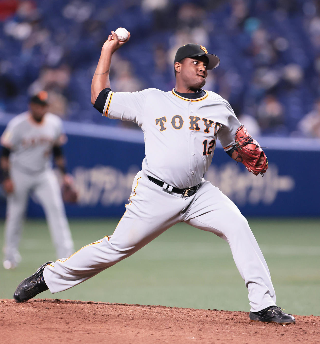 中日対巨人　巨人3番手のデラロサ（撮影・足立雅史）
