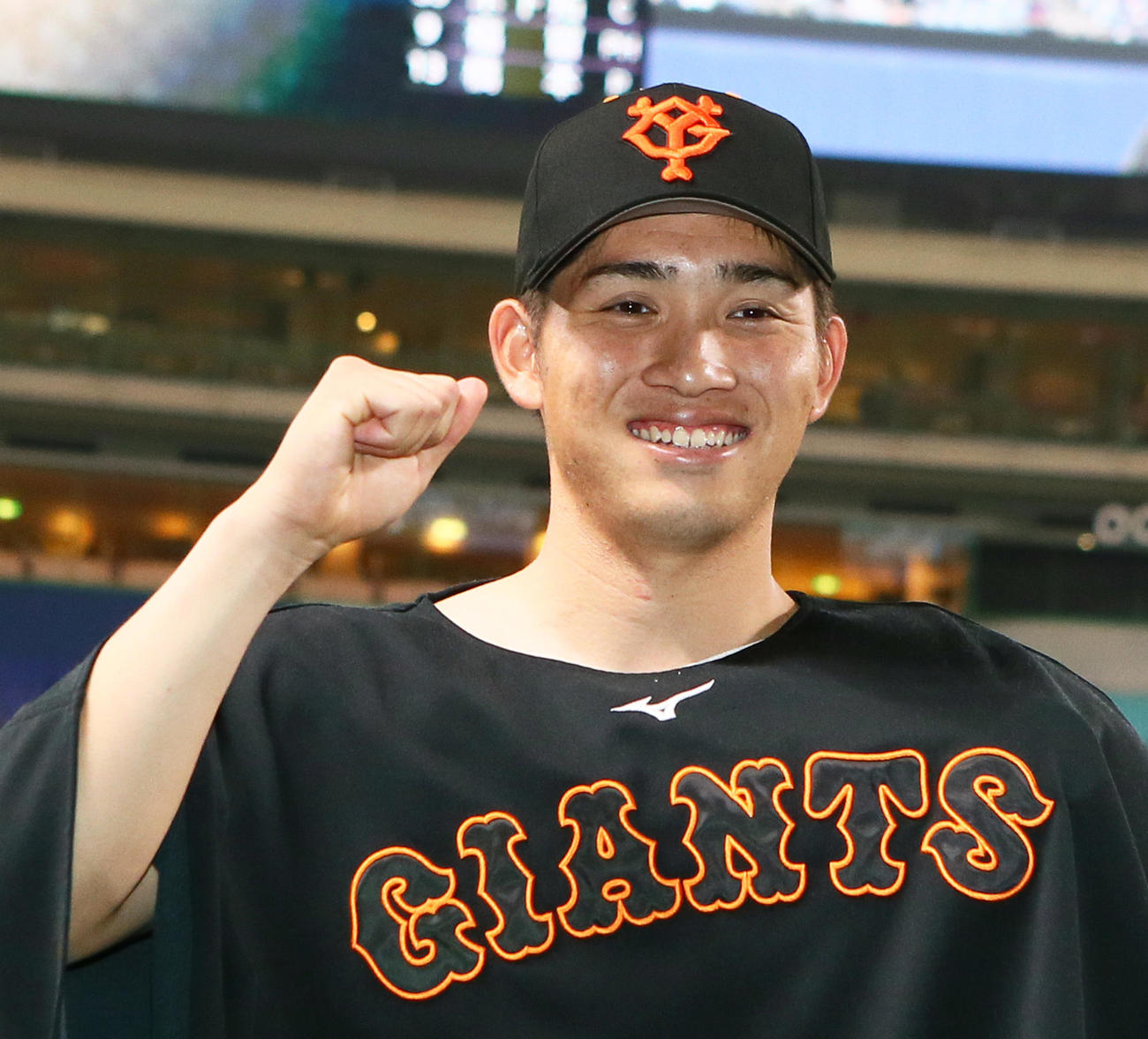 中日対巨人　7回1失点で勝利した巨人高橋は笑顔でガッツポーズ（撮影・足立雅史）