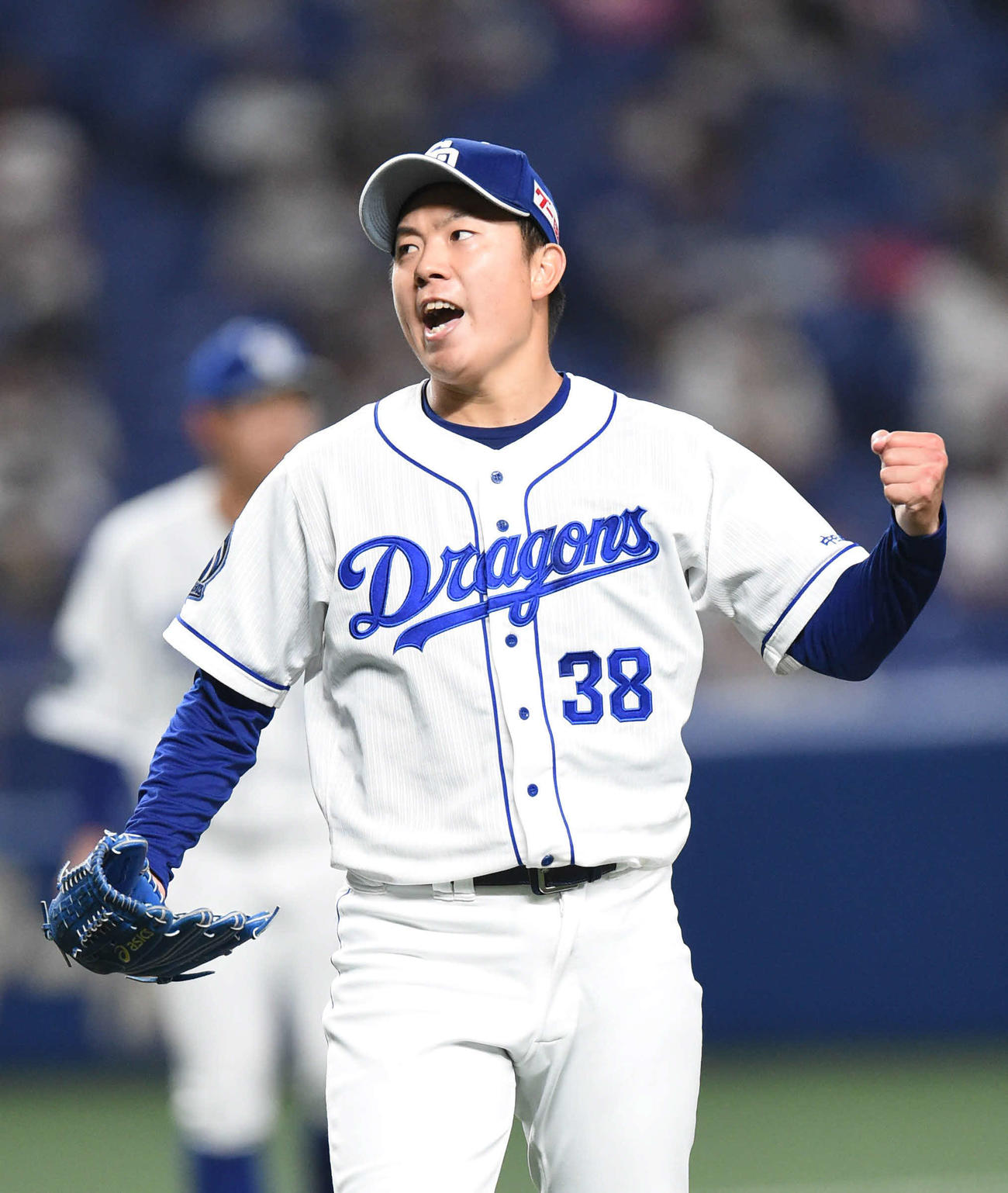 中日対巨人　4回表巨人1死一、二塁、大城を二ゴロ併殺に打ち取りほえる中日先発の松葉（撮影・森本幸一）
