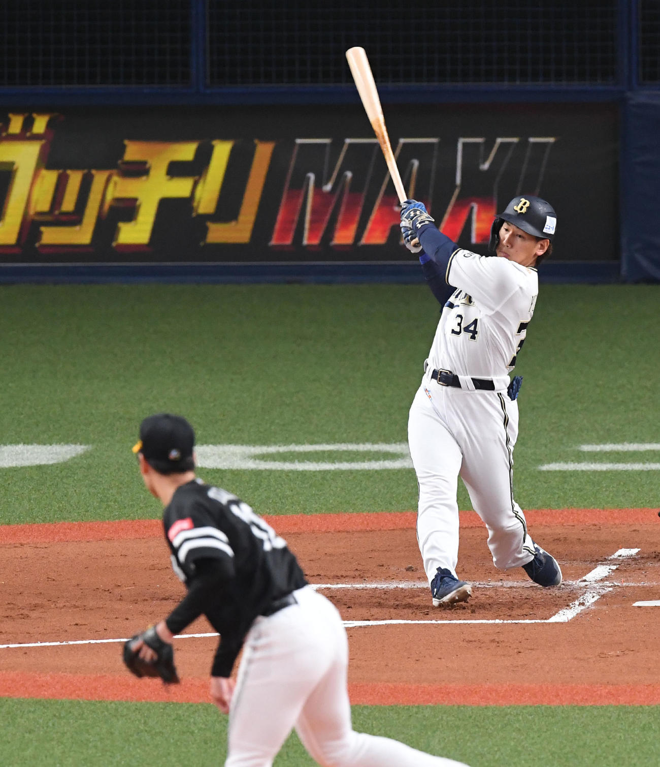オリックス対ソフトバンク　1回裏オリックス無死一、三塁、吉田正は先制の右前適時打を放つ。投手武田（撮影・前岡正明）