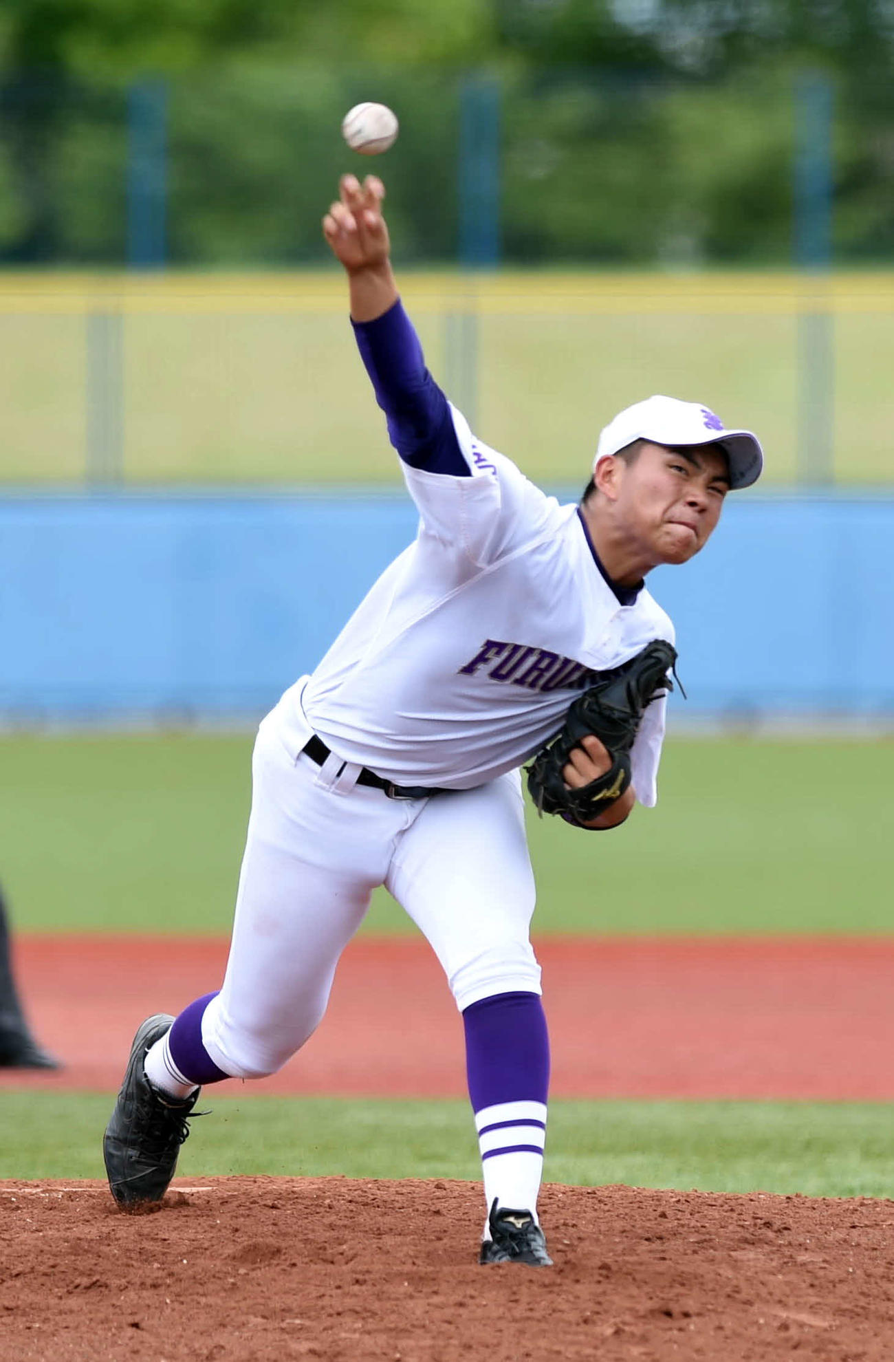 19年7月、宮城大会の築館戦で投球する古川・千坂