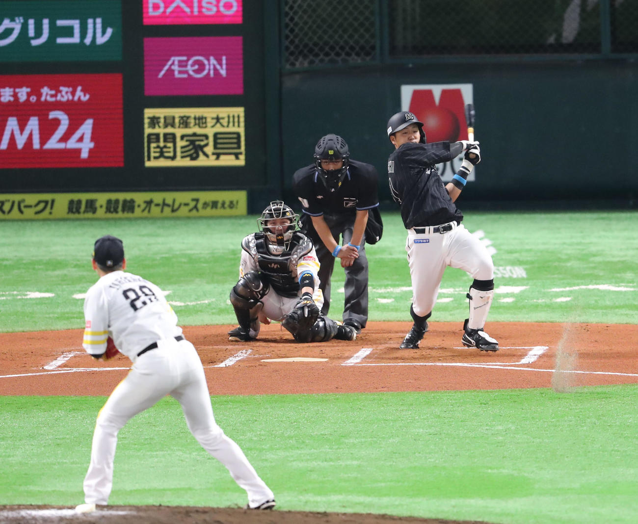 21年3月26日、6回表ロッテ2死、山口航輝は左前安打を放つ
