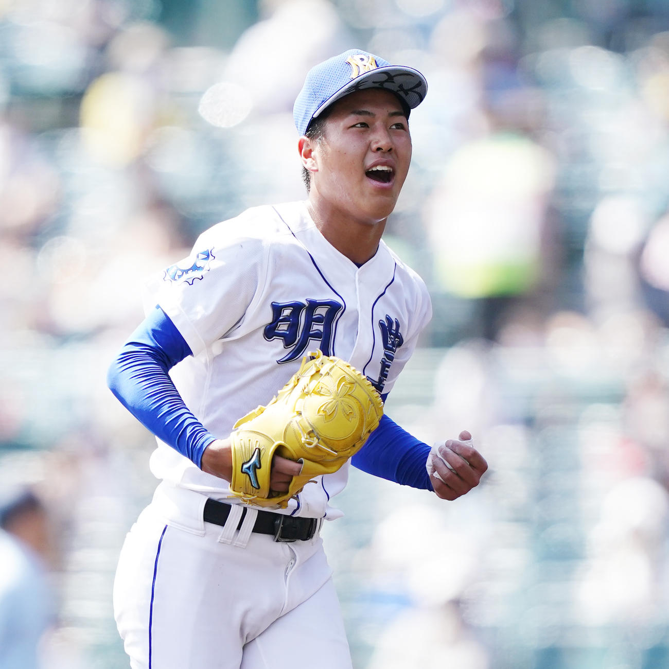 明豊対東海大相模　2回の投球を終え、声を上げてベンチに戻る明豊先発の太田（撮影・菅敏）
