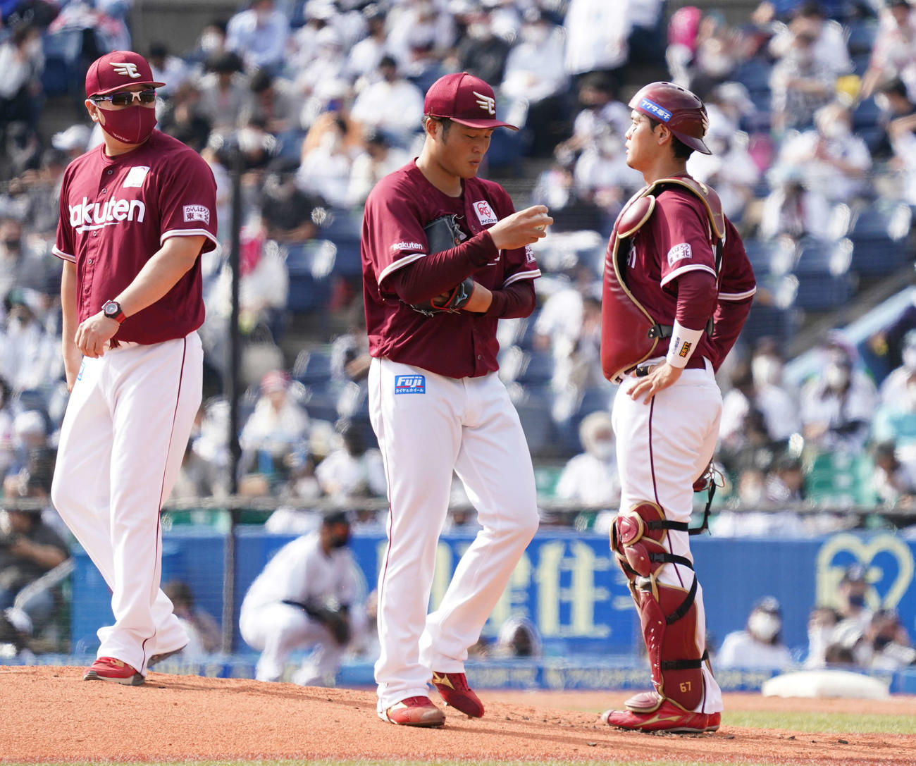 ロッテ対楽天　2回裏途中で降板する楽天滝中（中央）（撮影・鈴木みどり）