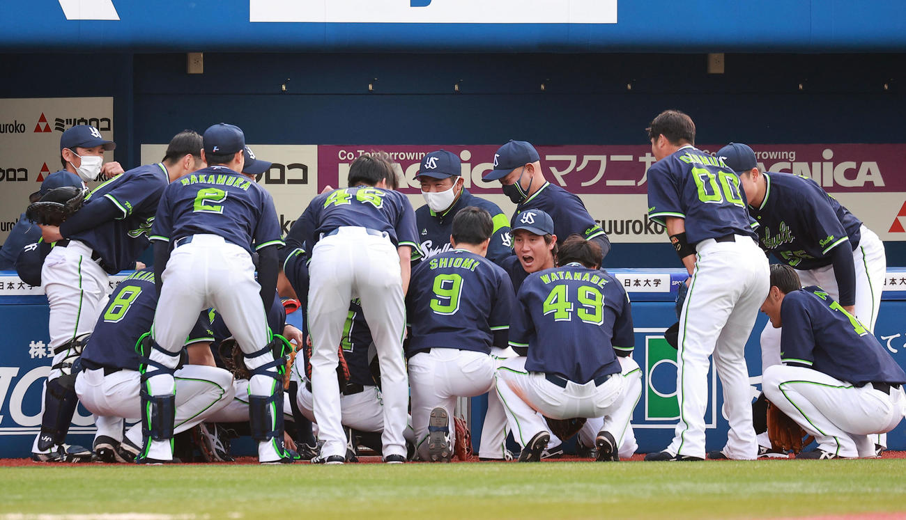 3月31日　DeNA対ヤクルト　試合前円陣で声出しするヤクルト川端（中央右）