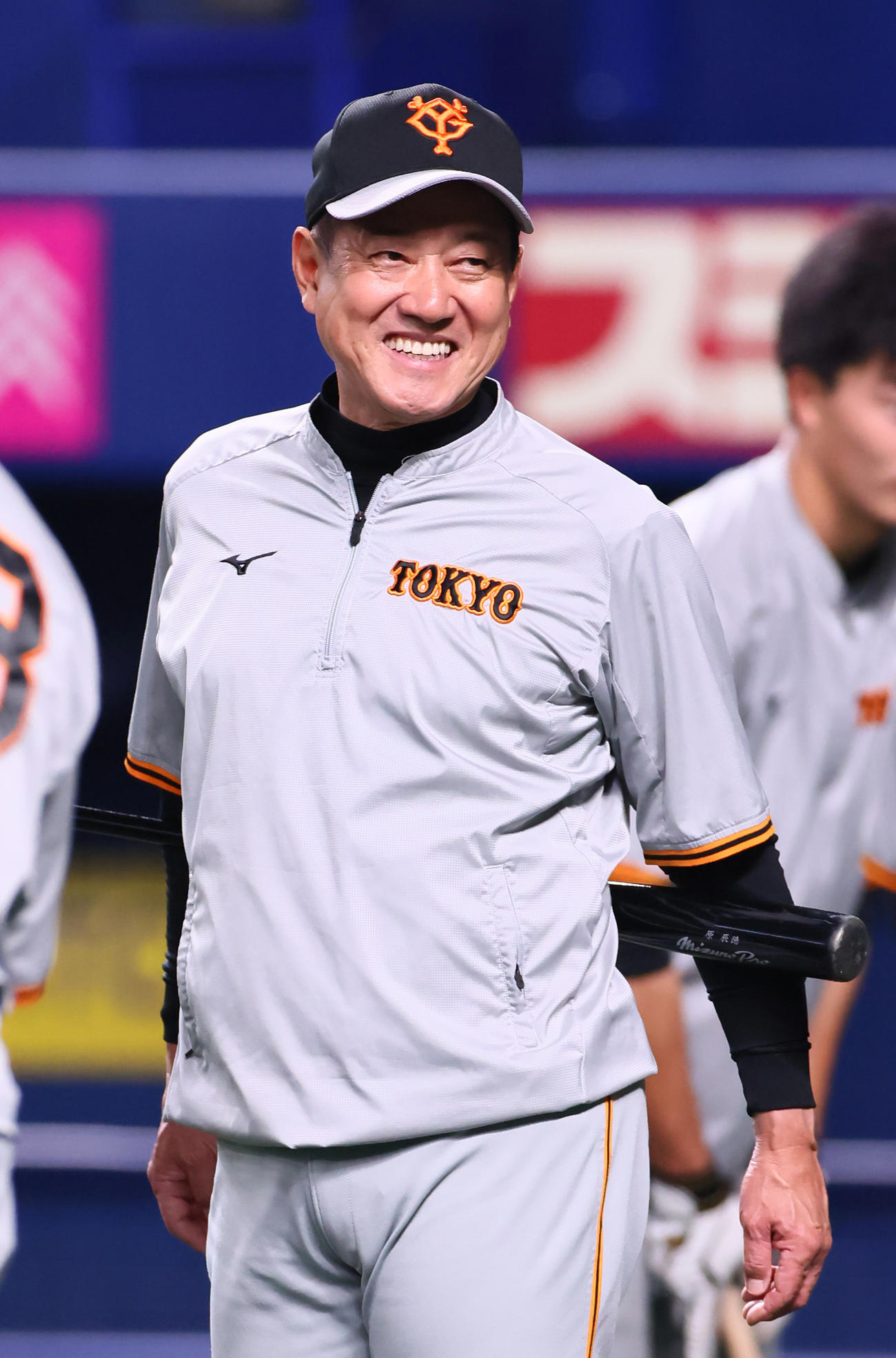 試合前練習を笑顔で見つめる巨人原監督（撮影・足立雅史）