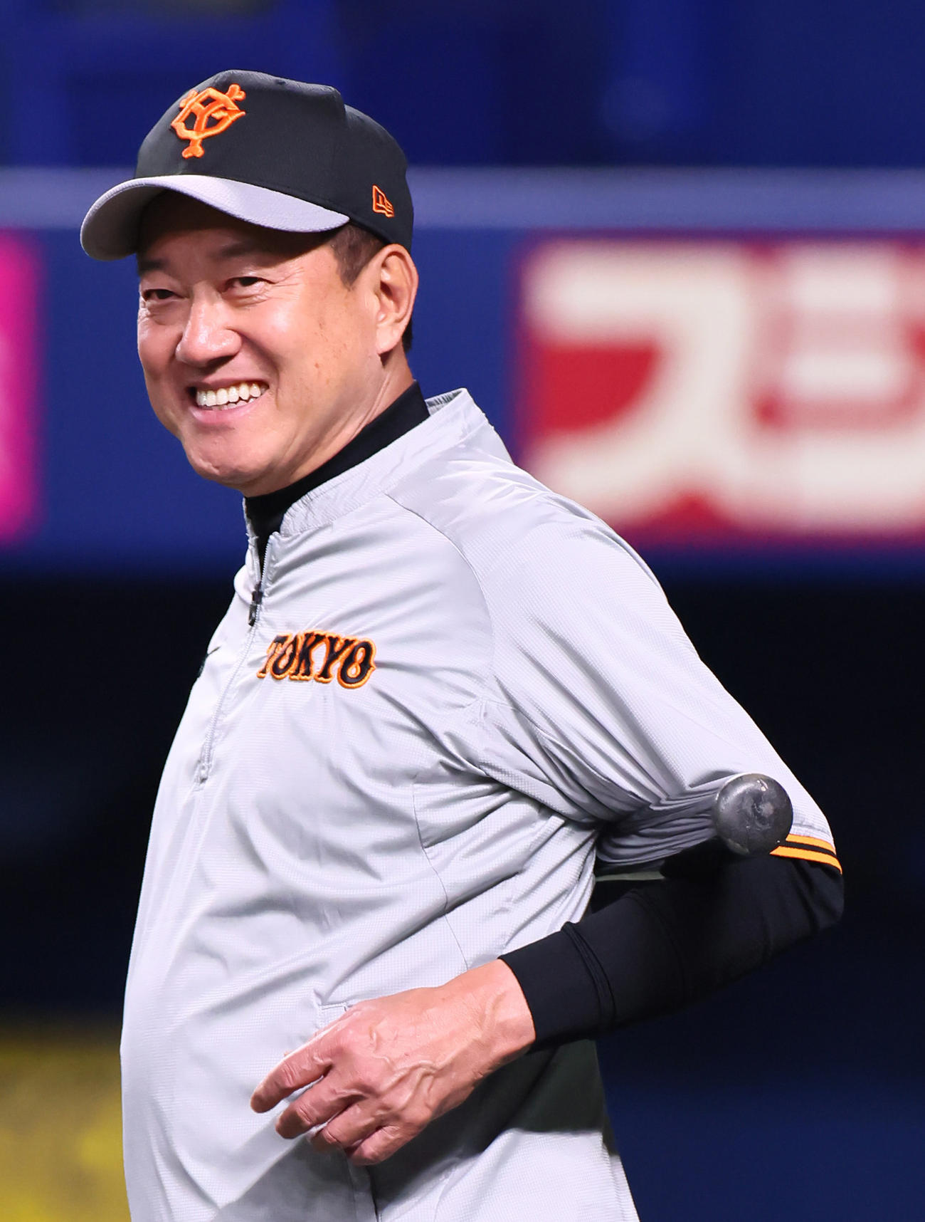 試合前練習を笑顔で見つめる巨人原監督（撮影・足立雅史）