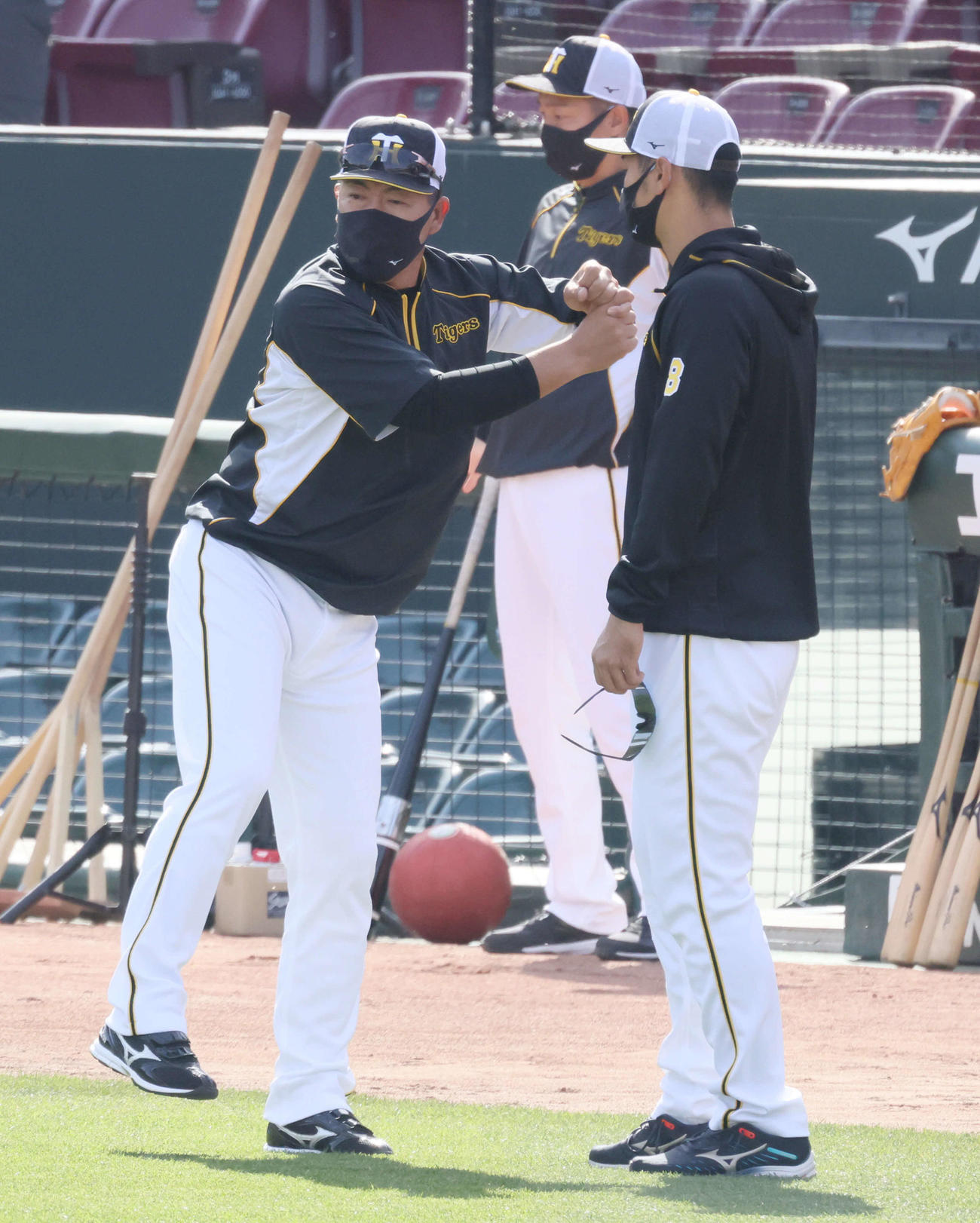 広島対阪神　試合前練習で、佐藤輝（右）を指導する井上コーチ（撮影・加藤孝規）