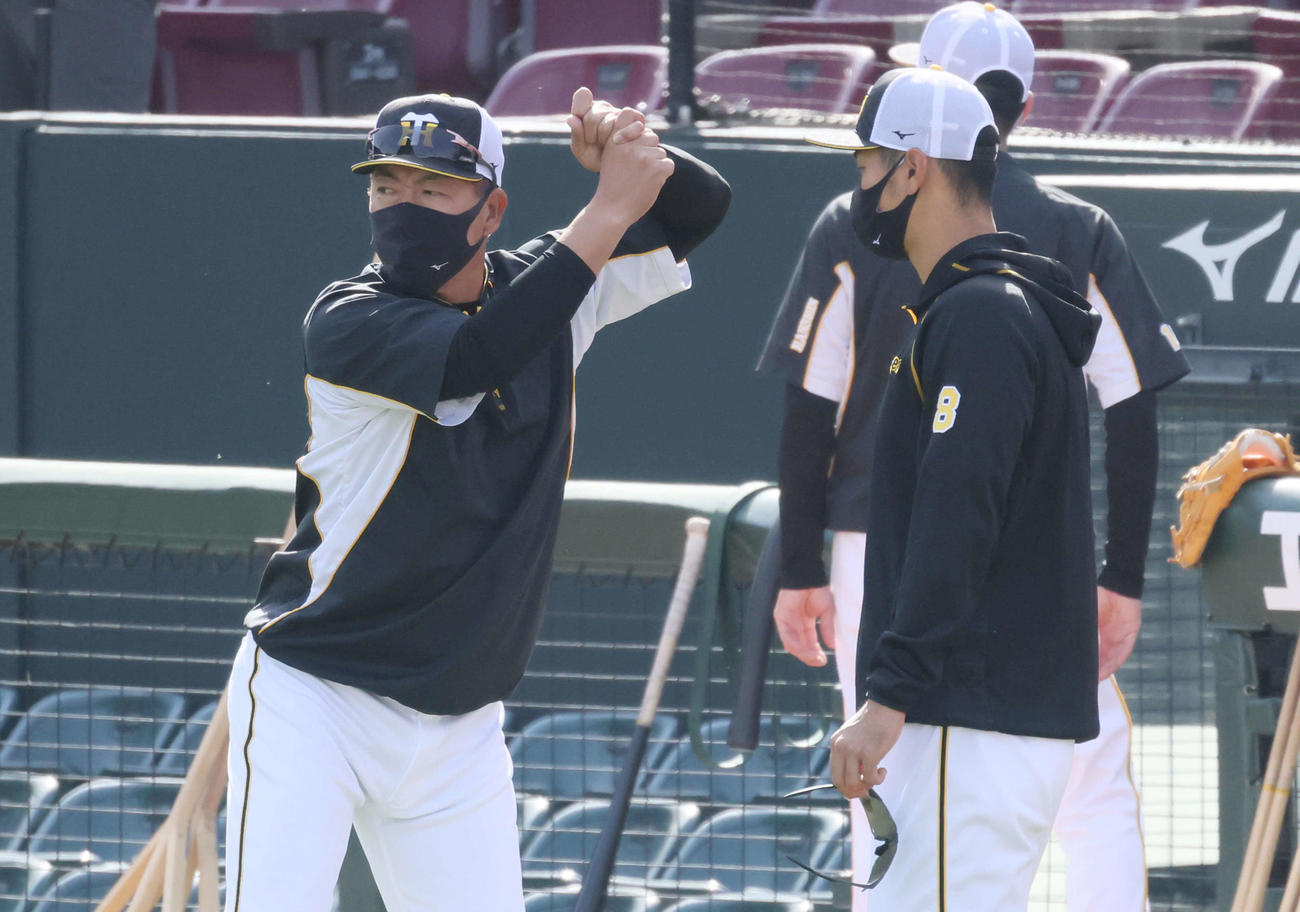 プロ野球広島対阪神　試合前練習で、佐藤輝明（右）を指導する井上一樹コーチ（撮影・加藤孝規）