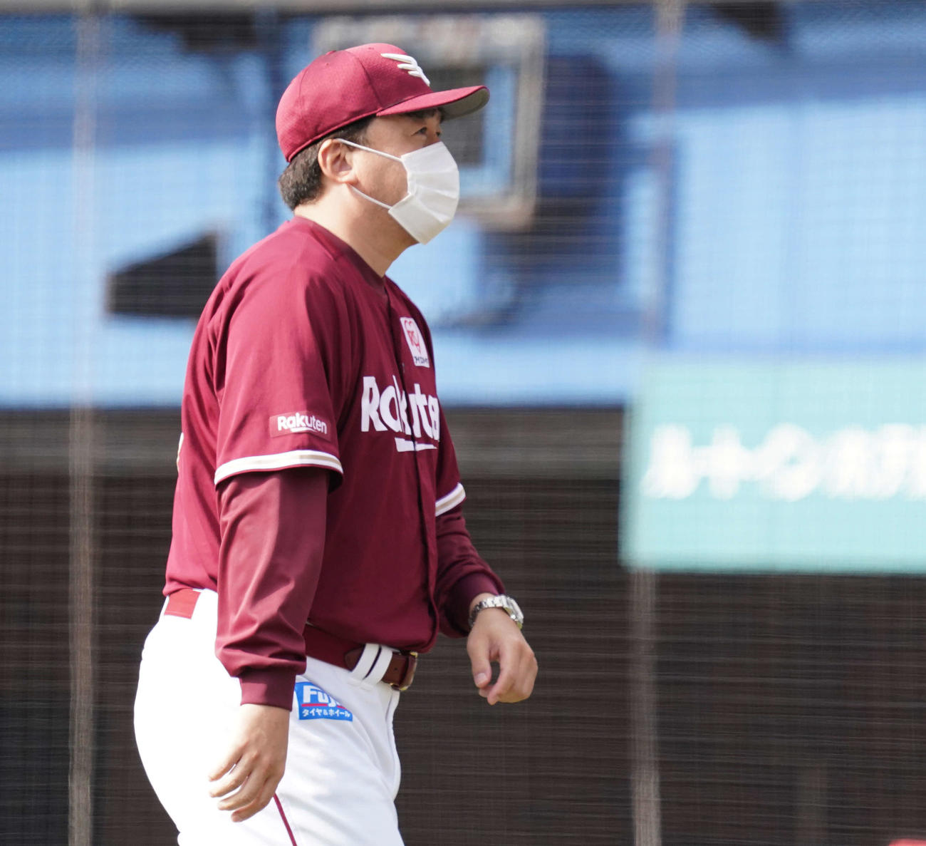 ロッテ対楽天　2回裏途中で先発滝中の降板を告げベンチへ戻る楽天石井GM兼監督（撮影・鈴木みどり）