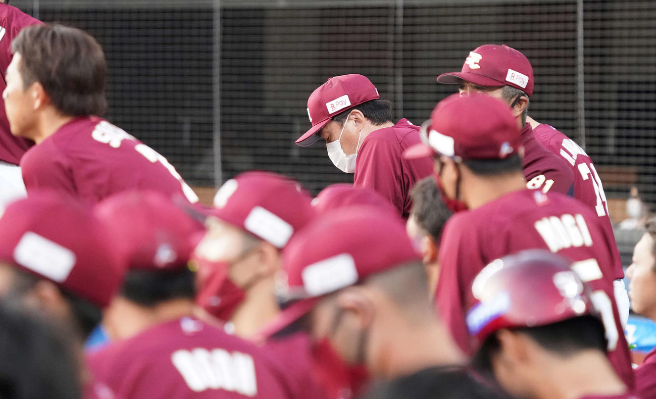 ロッテ対楽天　ベンチで険しい表情の楽天石井GM兼監督（中央）（撮影・鈴木みどり）