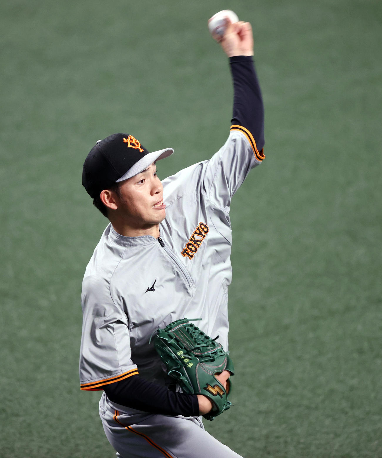 中日対巨人　試合前の練習でキャッチボールをする高橋（撮影・狩俣裕三）