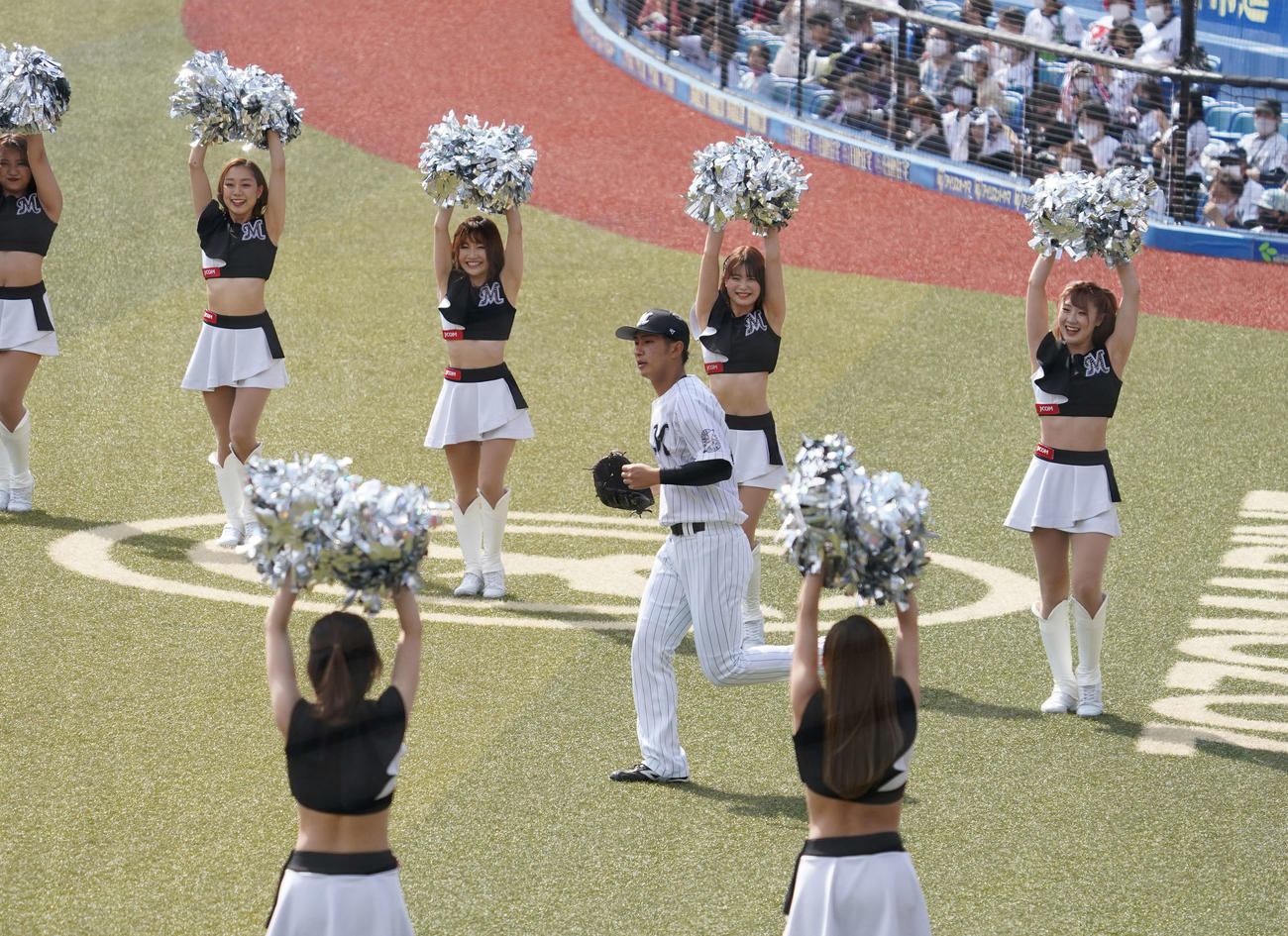 ロッテ対楽天　1回表、プロ初登板のロッテ本前はマウンドへ向かう（撮影・鈴木みどり）