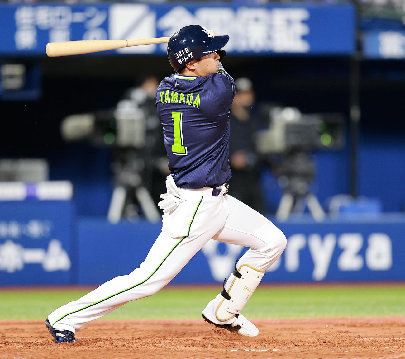 DeNA対ヤクルト　2回表ヤクルト2死一、三塁、山田は中越え3点本塁打を放つ（撮影・浅見桂子）