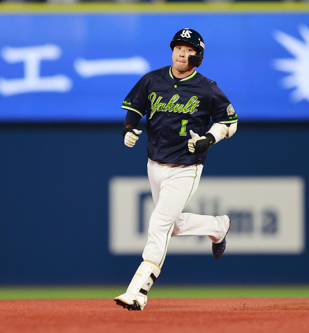 DeNA対ヤクルト　2回表ヤクルト2死一、三塁、中越え3点本塁打を放つ山田（撮影・野上伸悟）