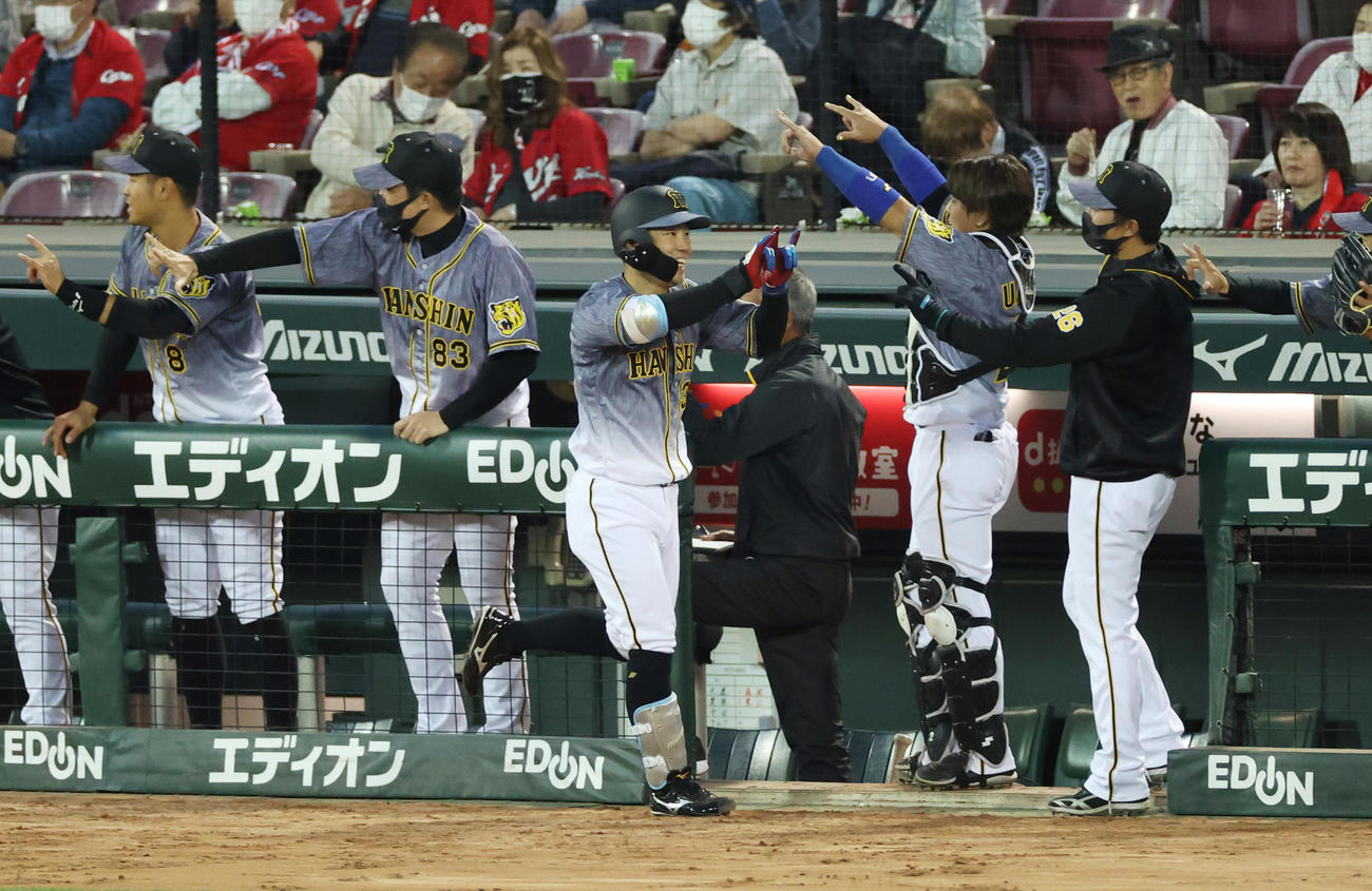 広島対阪神　3回表阪神1死一、二塁、右越え3点本塁打を放ち生還する糸原（撮影・清水貴仁）