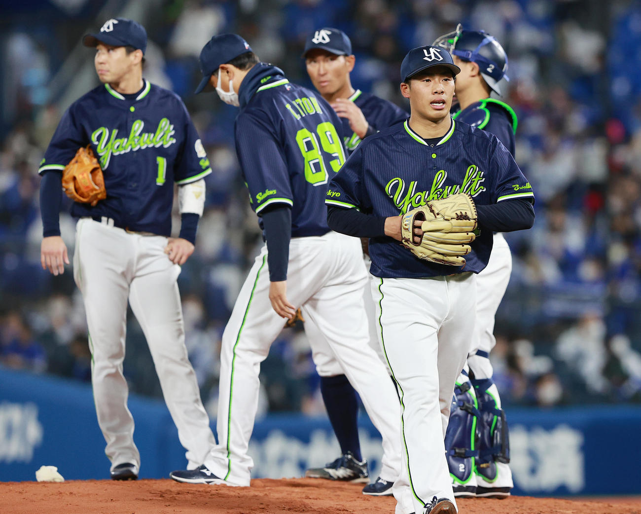 DeNA対ヤクルト　2回裏DeNA1死二塁、降板するヤクルト先発の山野（撮影・野上伸悟）