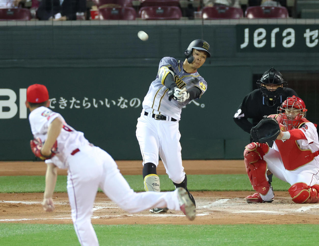 広島対阪神　6回表阪神2死、右越え本塁打を放つ佐藤輝（撮影・清水貴仁）