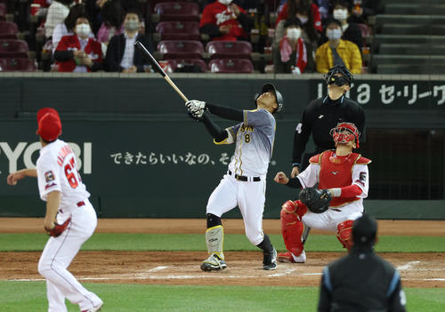 広島対阪神　4回表阪神無死一塁、初球を打ち、高く上がった三飛となる佐藤輝（撮影・清水貴仁）