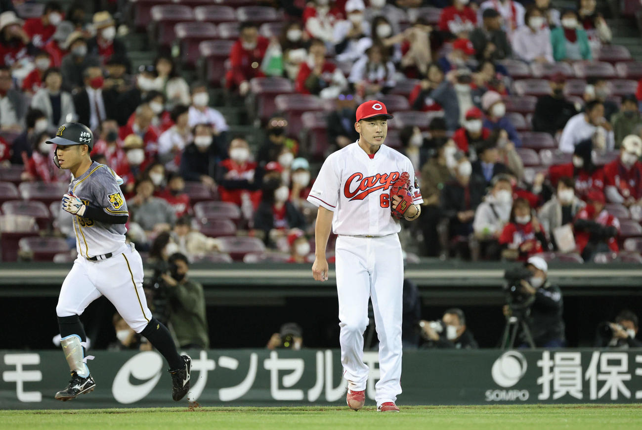 広島対阪神　3回表阪神1死一、二塁、糸原に右越え3点本塁打を打たれた広島中村祐太（撮影・加藤孝規）